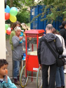 Ulla Hamacher an der Popcornmaschine